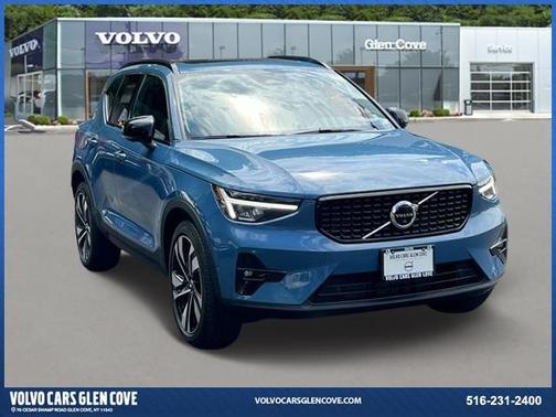 2023 Volvo XC40 B5 Plus Dark Theme