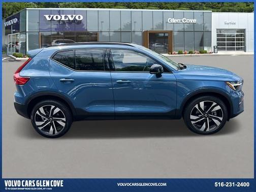 2023 Volvo XC40 B5 Plus Dark Theme