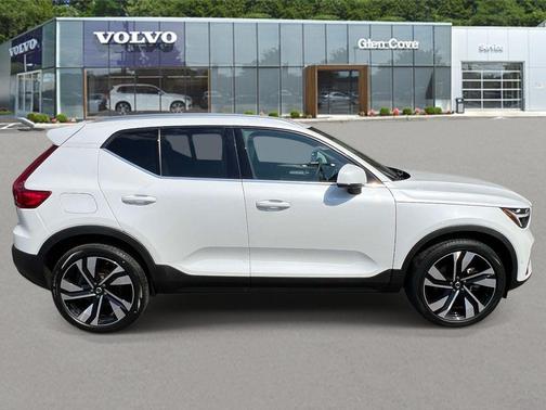 Crystal White 2023 Volvo XC40 B5 Plus Bright Theme