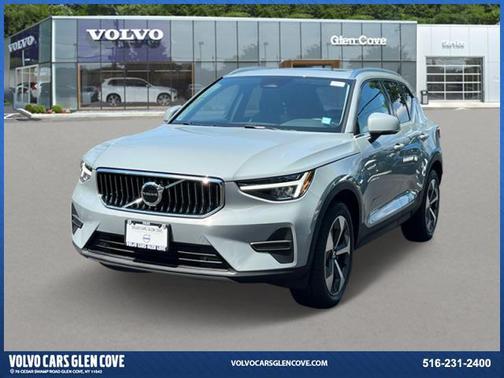 2025 Volvo XC40 B5 Core Bright Theme