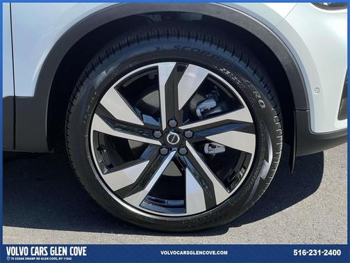 2025 Volvo XC40 B5 Ultra Dark Theme