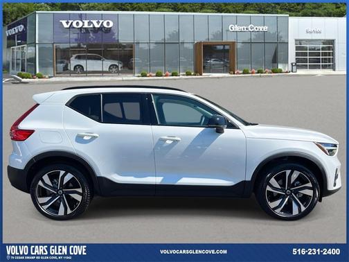 2025 Volvo XC40 B5 Ultra Dark Theme