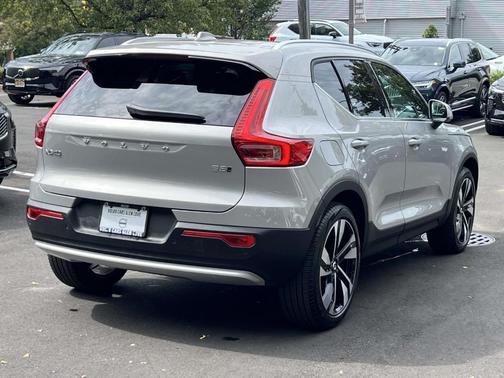 2025 Volvo XC40 B5 Ultra Bright Theme
