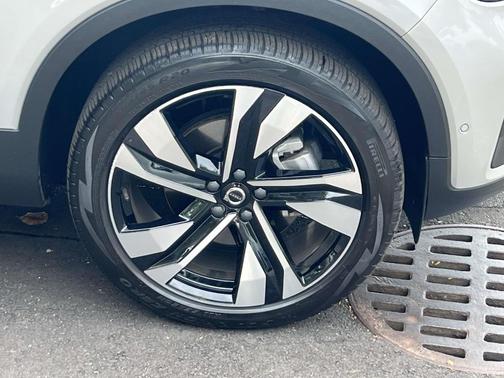 2025 Volvo XC40 B5 Ultra Bright Theme