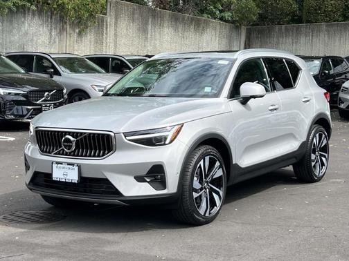2025 Volvo XC40 B5 Ultra Bright Theme