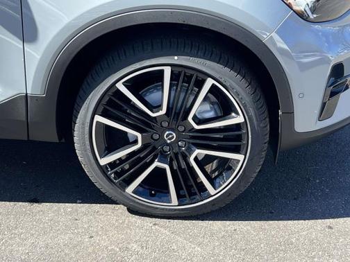 2026 Volvo XC40 B5 Ultra Black Edition