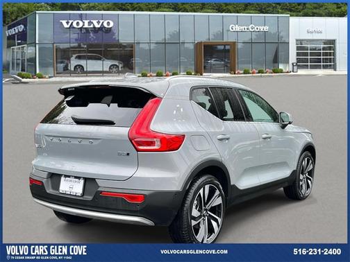2025 Volvo XC40 B5 Plus Bright Theme
