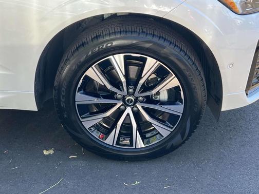 2024 Volvo XC60 B5 Plus Dark Theme