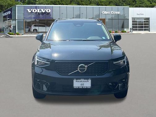 2025 Volvo XC40 B5 Plus Dark Theme