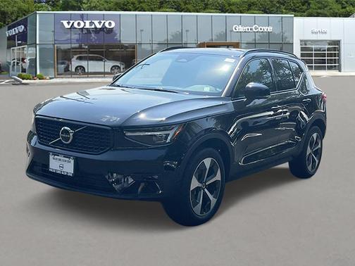 2025 Volvo XC40 B5 Plus Dark Theme