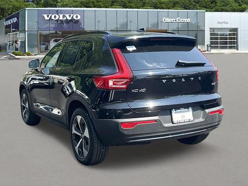 2025 Volvo XC40 B5 Plus Dark Theme