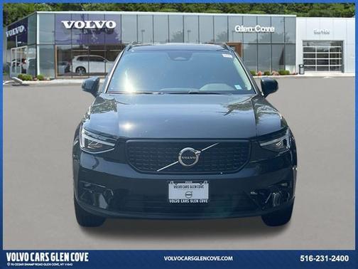 2025 Volvo XC40 B5 Plus Dark Theme
