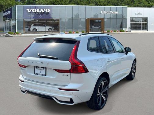 2024 Volvo XC60 B5 Ultimate Dark Theme
