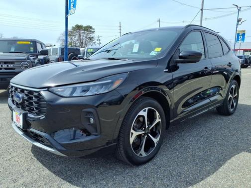 Agate Black Metallic 2023 Ford Escape ST-Line Select