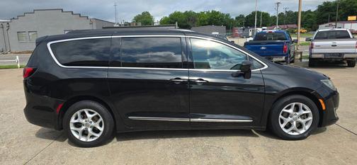 Brilliant Black Crystal Pearlcoat 2017 Chrysler Pacifica Touring-L