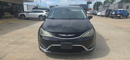 Brilliant Black Crystal Pearlcoat 2017 Chrysler Pacifica Touring-L
