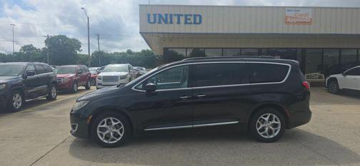 Brilliant Black Crystal Pearlcoat 2017 Chrysler Pacifica Touring-L