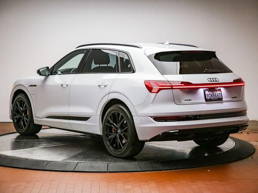 Glacier White Metallic 2023 Audi e-tron Premiumwe