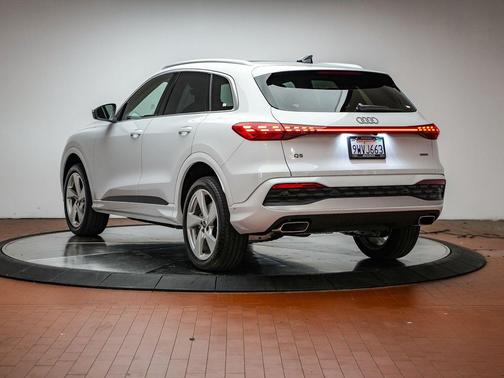 Glacier White Metallic 2025 Audi Q5 Premium Plus TFSI quattro S tronic
