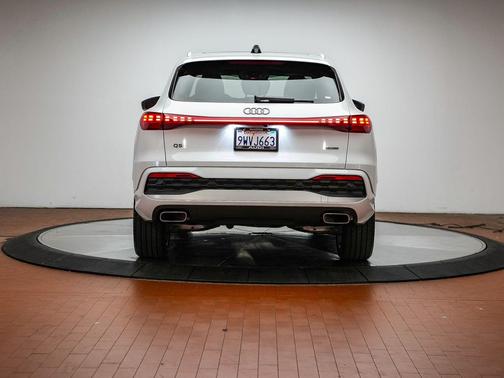 Glacier White Metallic 2025 Audi Q5 Premium Plus TFSI quattro S tronic