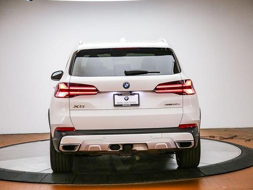 Alpine White 2024 BMW X5 PHEV xDrive50e
