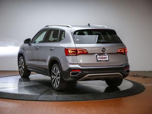 Silver Metallic 2024 Volkswagen Taos 1.5T SE