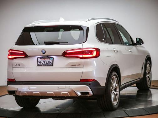 Mineral White Metallic 2023 BMW X5 xDrive40i