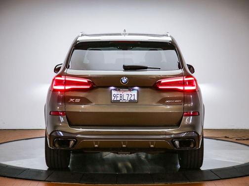 Manhattan Green Metallic 2023 BMW X5 xDrive40i