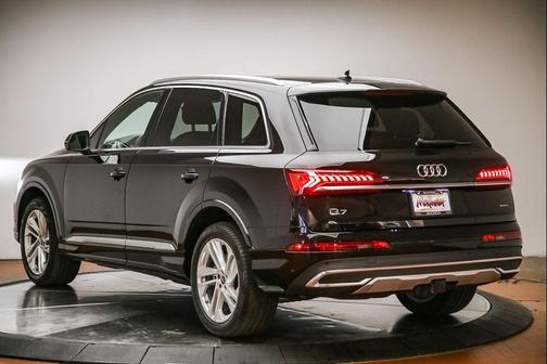 Mythos Black Metallic 2023 Audi Q7 55 Premium Plus