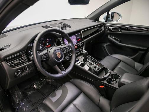 Dolomite 2026 Porsche Macan Macan