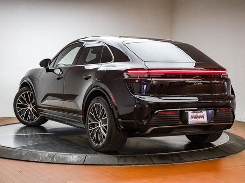 2025 Porsche Macan Turbo