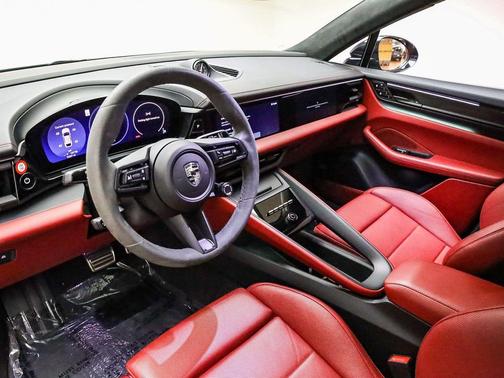 2025 Porsche Macan Turbo