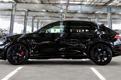 Mythos Black Metallic 2022 Audi RS Q8 4.0T