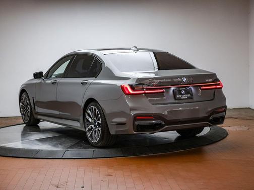 Bernina Grey Amber Effect Metallic 2022 BMW 750 i xDrive