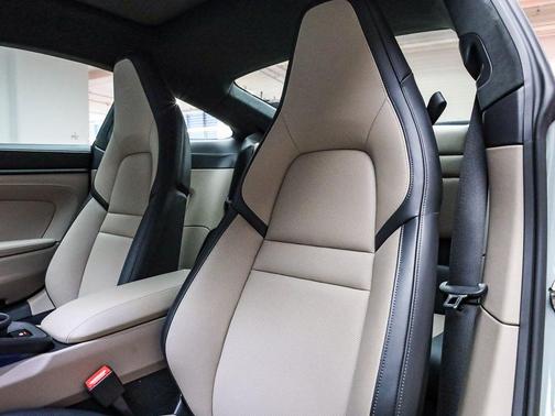 2025 Porsche 911 Carrera 4 GTS