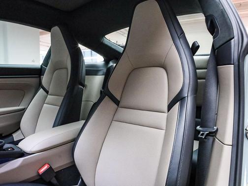 2025 Porsche 911 Carrera 4 GTS