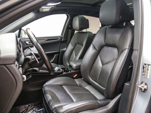Dolomite 2022 Porsche Macan Macan