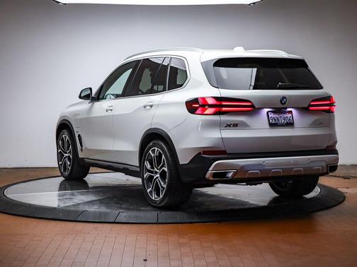 Alpine White 2025 BMW X5 PHEV xDrive50e