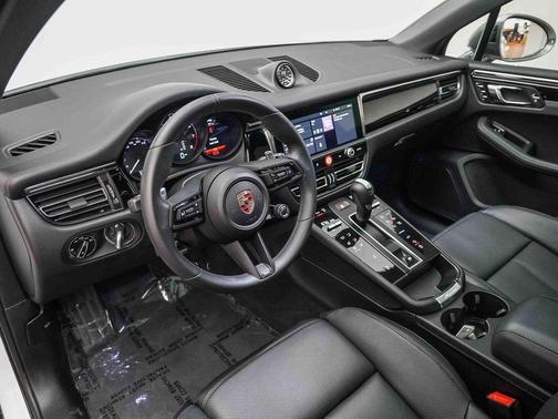 2025 Porsche Macan T