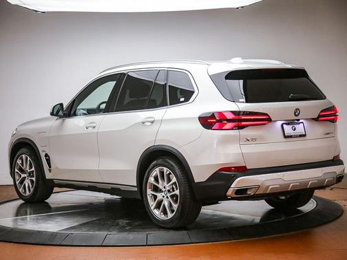 Mineral White Metallic 2024 BMW X5 PHEV xDrive50e