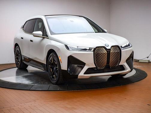 Mineral White Metallic 2023 BMW iX M60