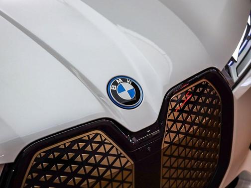 Mineral White Metallic 2023 BMW iX M60