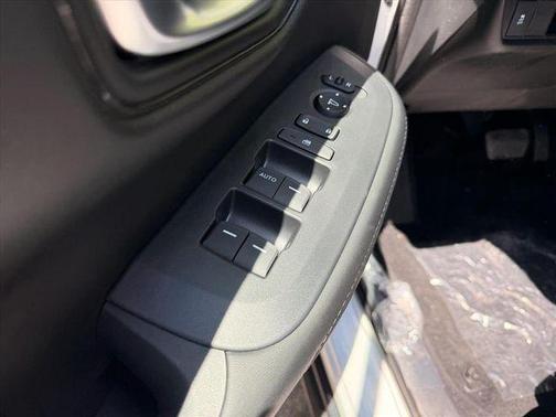 Platinum White Pearl 2027 Honda HR-V LX
