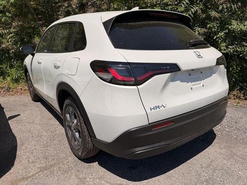 Platinum White Pearl 2027 Honda HR-V LX