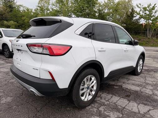 Oxford White 2022 Ford Escape SE