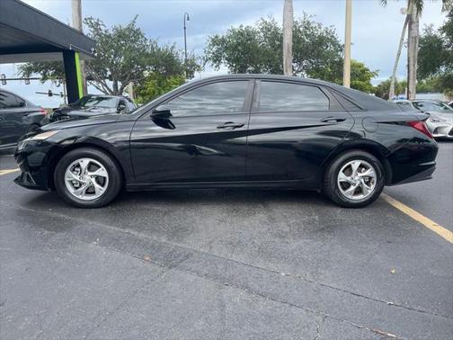 2022 Hyundai ELANTRA SE