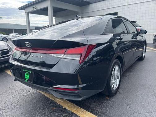 2022 Hyundai ELANTRA SE