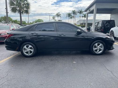 2022 Hyundai ELANTRA SE