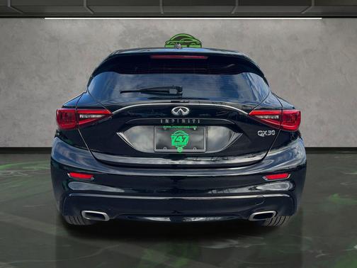 2017 INFINITI QX30 Luxury