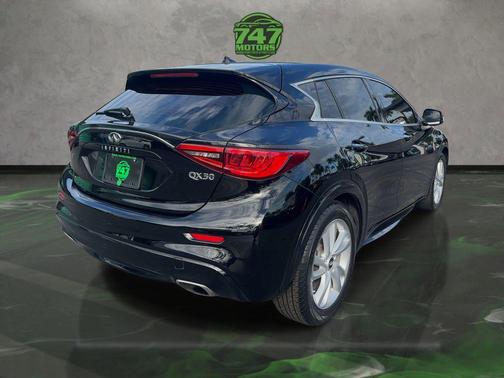 2017 INFINITI QX30 Luxury